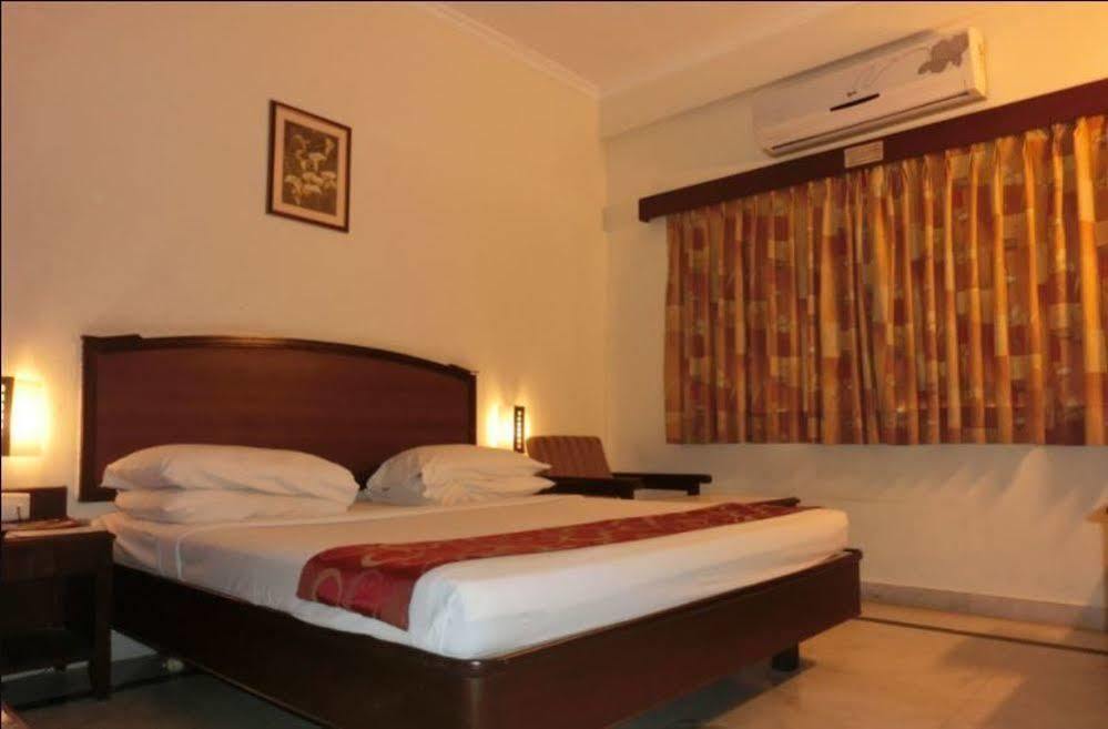 Hotel Thulashi Park Ченнаи Экстерьер фото